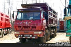 大型卡车失控，许多房屋迅速变平